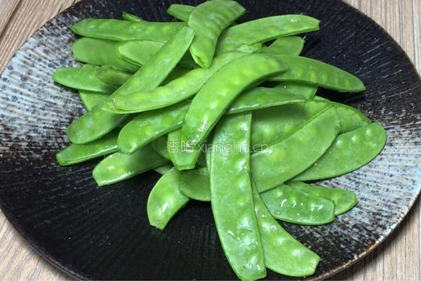 椒麻荷兰豆炒藕片的做法图解1