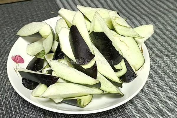 茄子茭白烧肉的做法图解2