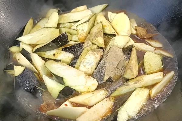 茄子茭白烧肉的做法图解9