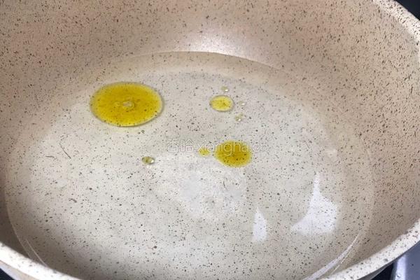 青椒胡萝卜炒香肠的做法图解5