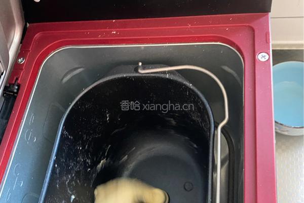 自制肥牛卷香肠披萨的做法图解2
