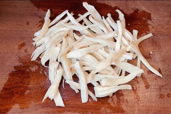 手撕杏鲍菇炒肉片的做法图解2