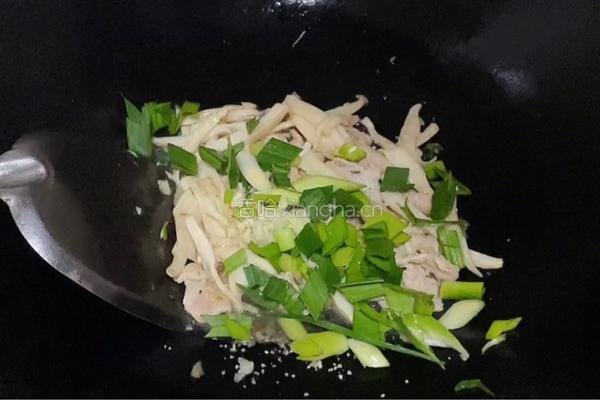 手撕杏鲍菇炒肉片的做法图解8
