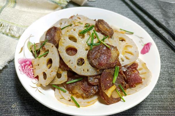 香肠炒藕片的做法图解1
