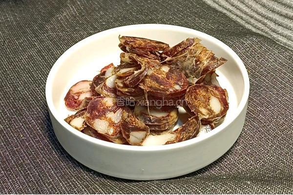 香肠炒藕片的做法图解2