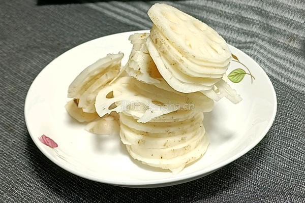 香肠炒藕片的做法图解3