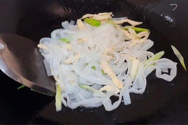 鸡肉丝炒河粉的做法图解6