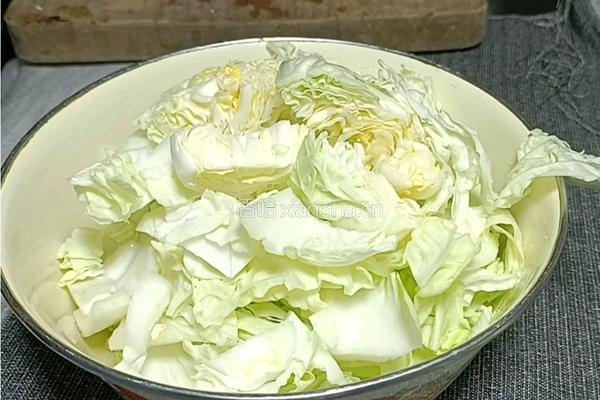 白菜炖肉圆子的做法图解1