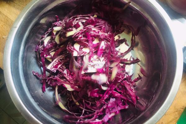 凉拌花生香芹紫甘蓝的做法图解1