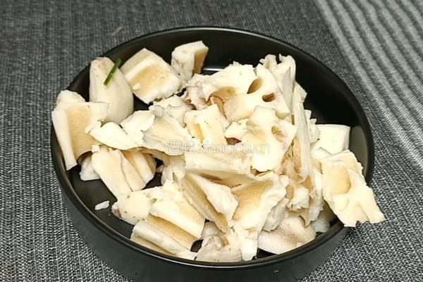 五花肉焖莲藕的做法图解3