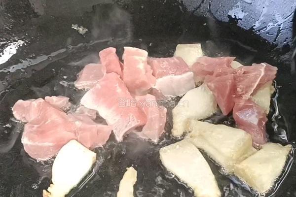 五花肉焖莲藕的做法图解4