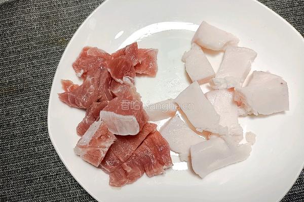 五花肉焖莲藕的做法图解2