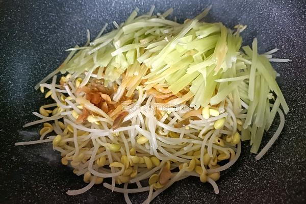 莴笋炒黄豆芽的做法图解7