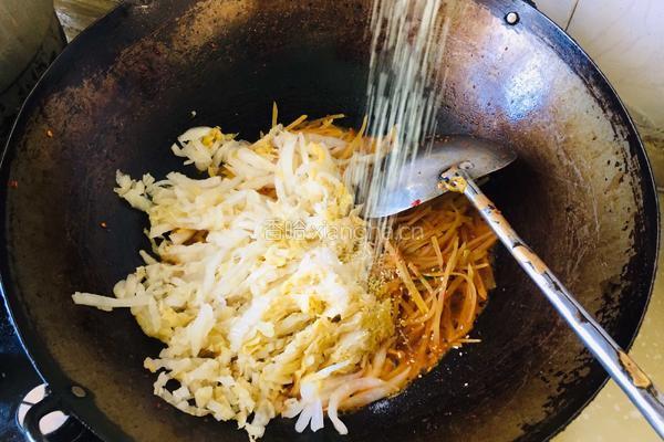 土豆丝炒酸菜的做法图解10