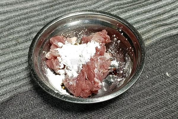 金针菇番茄肉片汤的做法图解1