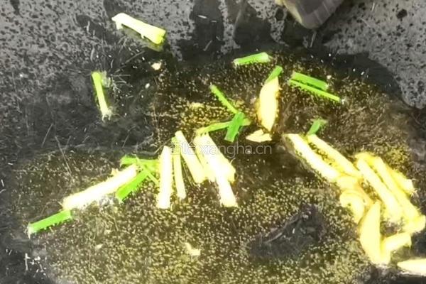 金针菇番茄肉片汤的做法图解5