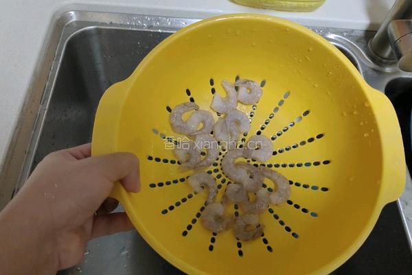 虾仁豆腐煲的做法图解1
