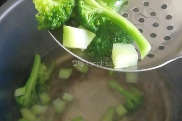 拌西兰花的做法图解3
