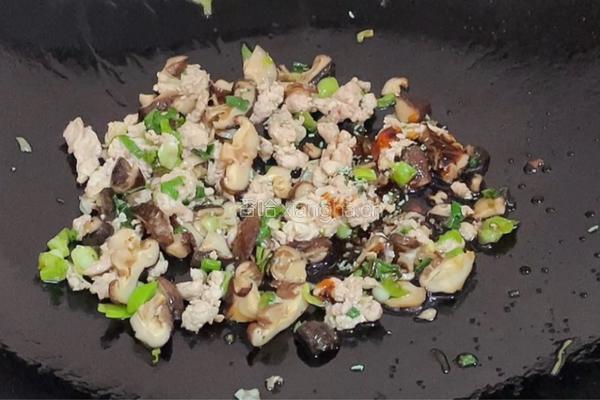 香菇肉末拌面的做法图解5