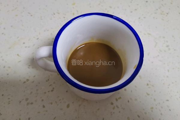 淋面咖啡中空戚风蛋糕的做法图解2