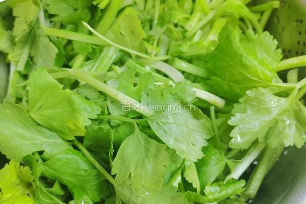 香芹炒卤肉的做法图解2