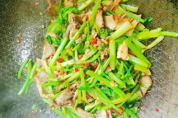 香芹炒卤肉的做法图解5