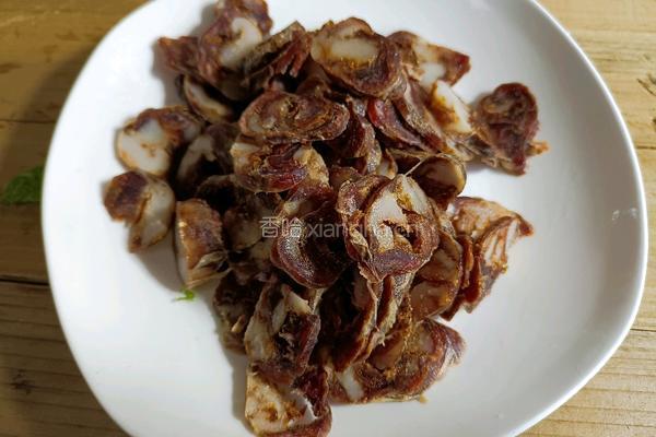 洋葱菜梗炒香肠的做法图解1