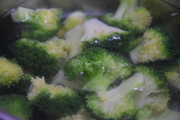 香肠炒西蓝花的做法图解6