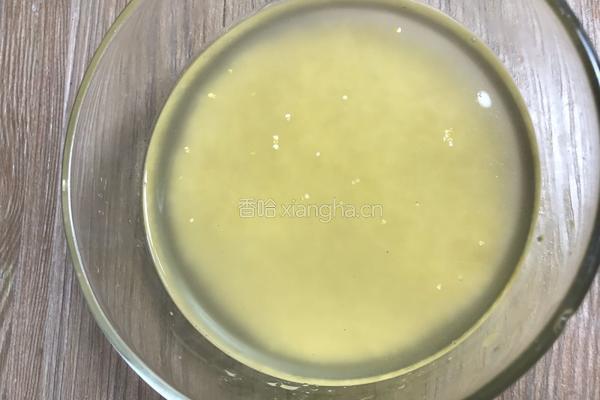 茼蒿肉末小米粥的做法图解1