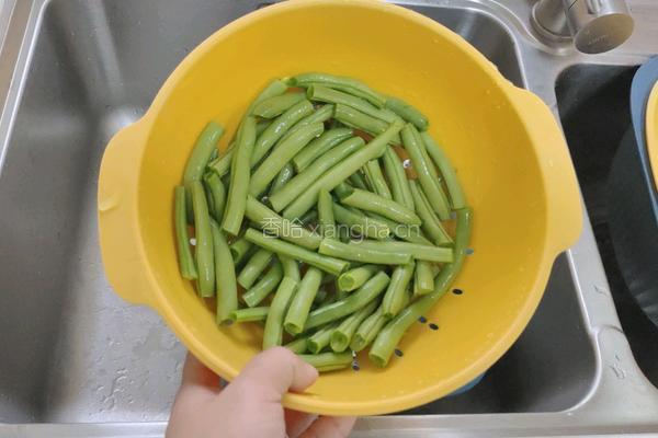 豆角焖卷子的做法图解1