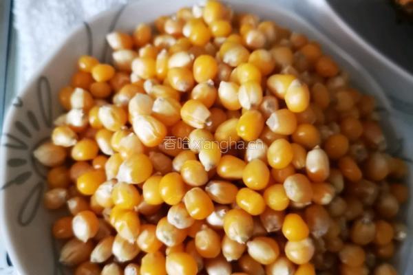 自制菠萝玉米罐头（食品储存有新招）的做法图解1