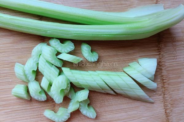 百合大虾炒西芹的做法图解8