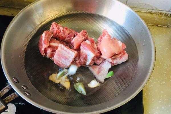 排骨炖酸菜的做法图解3