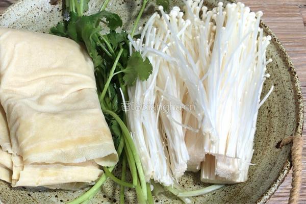 金针菇豆皮卷的做法图解1