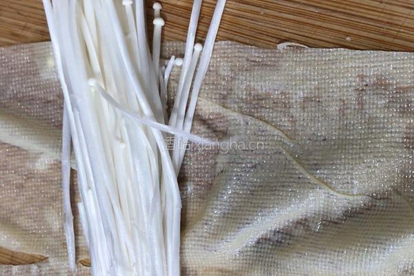 金针菇豆皮卷的做法图解6