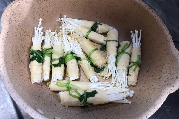 金针菇豆皮卷的做法图解8