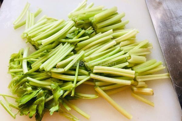 香芹黄豆芽炒肉片的做法图解1