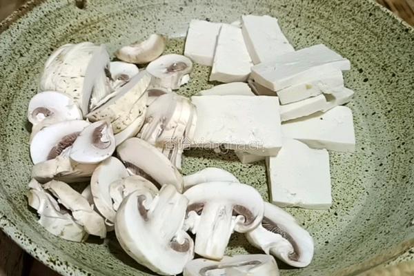 口蘑豆腐炖白菜的做法图解2