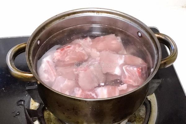 酸菜炖排骨的做法图解2