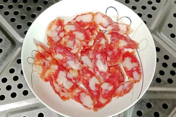 荷兰豆炒腊肠的做法图解2
