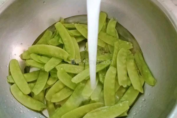 荷兰豆炒腊肠的做法图解4