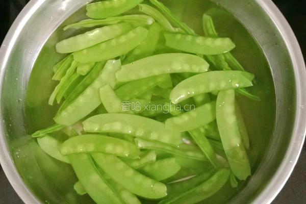 荷兰豆炒腊肠的做法图解7