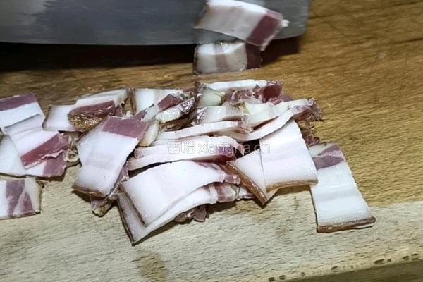 腊肉狼牙萝卜条的做法图解1