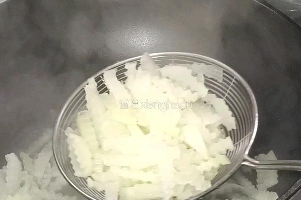 腊肉狼牙萝卜条的做法图解5