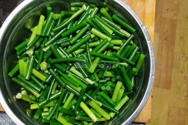家常蒜苔炒肉的做法图解1