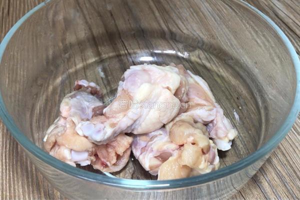 土豆烧鸡腿的做法图解1