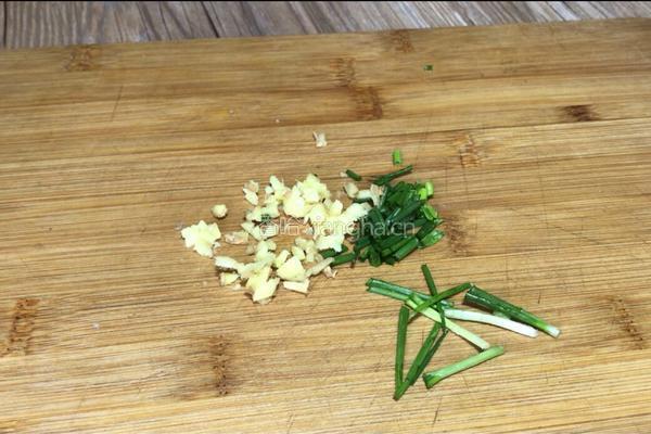 土豆烧鸡腿的做法图解3