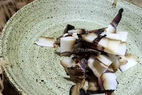 酱油肉炒萝卜片的做法图解1