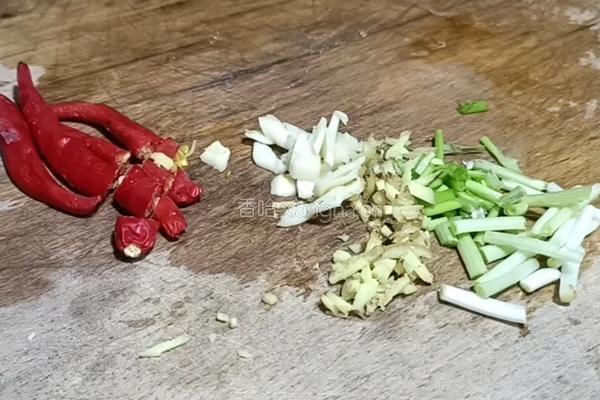 酱油肉炒萝卜片的做法图解3