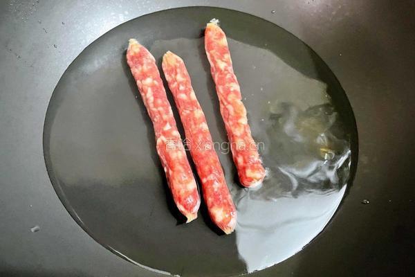 尖椒炒腊肠的做法图解2